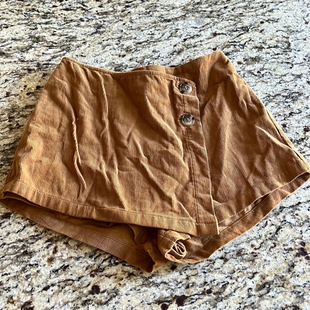 Tan skort.